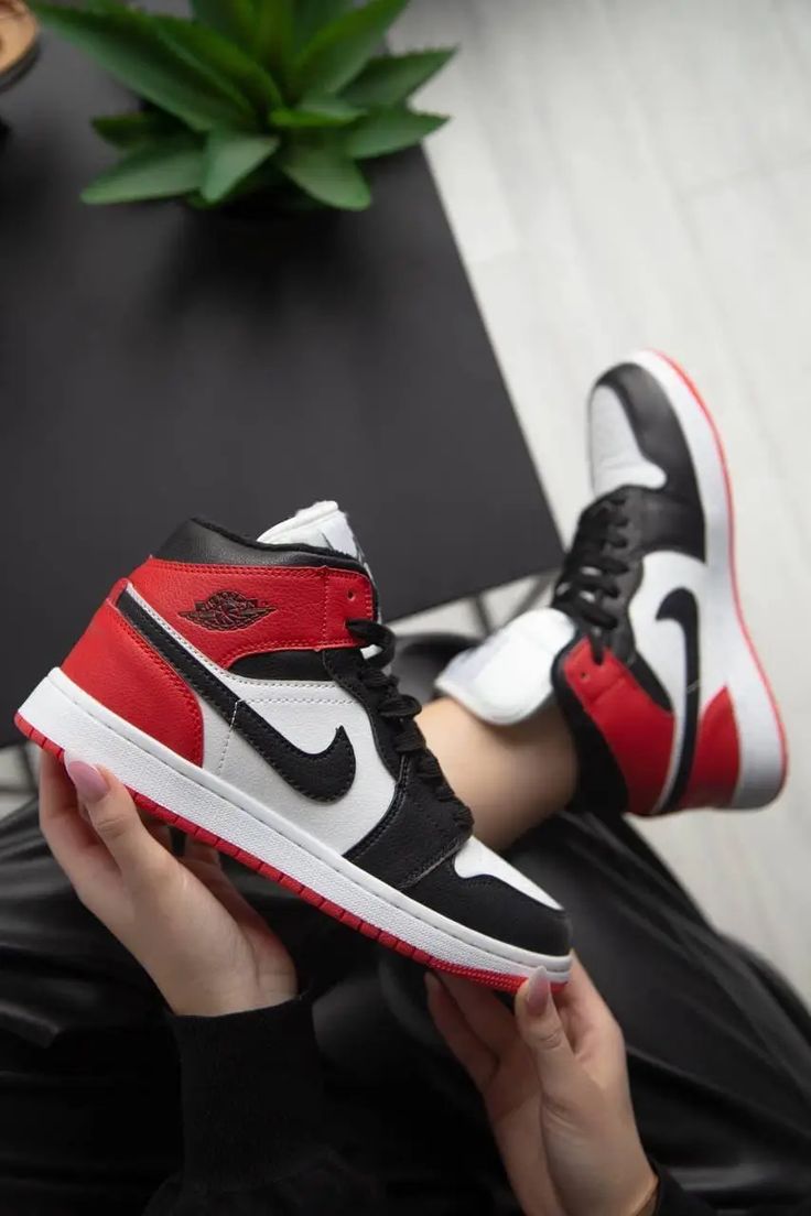 Air Jordan 1 Mid 'Chicago Black Toe' – Gym Red/Black/White