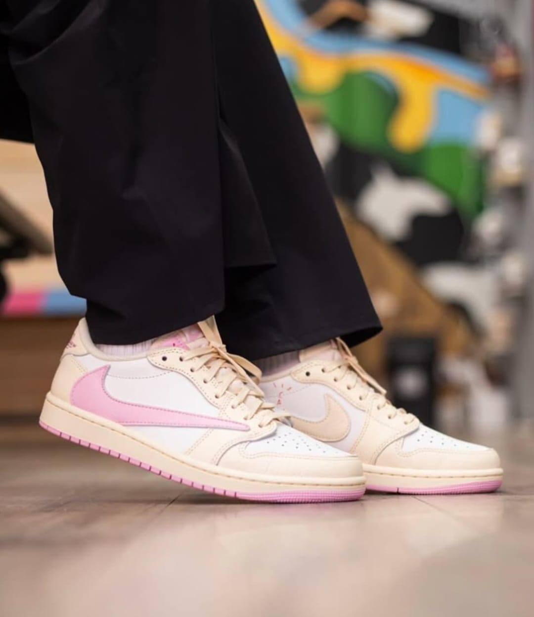 Air Jordan 1 Retro Low OG x Travis Scott 'Shy Pink' – Muslin/Sail/Pink